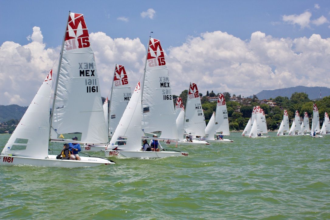 Flota de Melges 15 navegando en regata