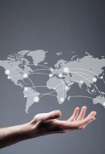 Mapa mundial conectado por una mano abierta