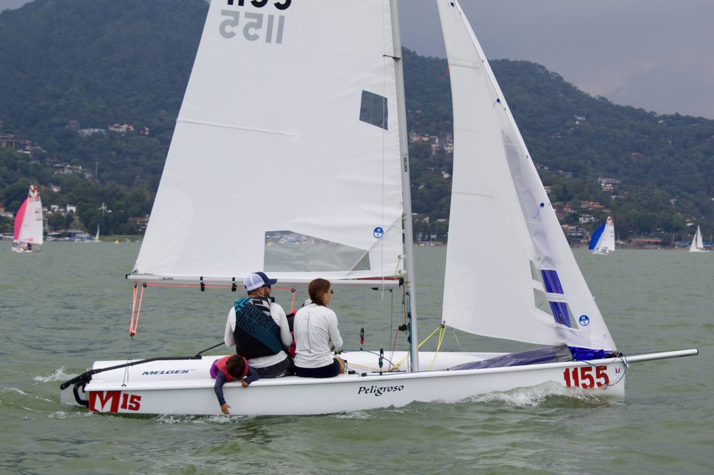 Familia navegando en un Melges 15