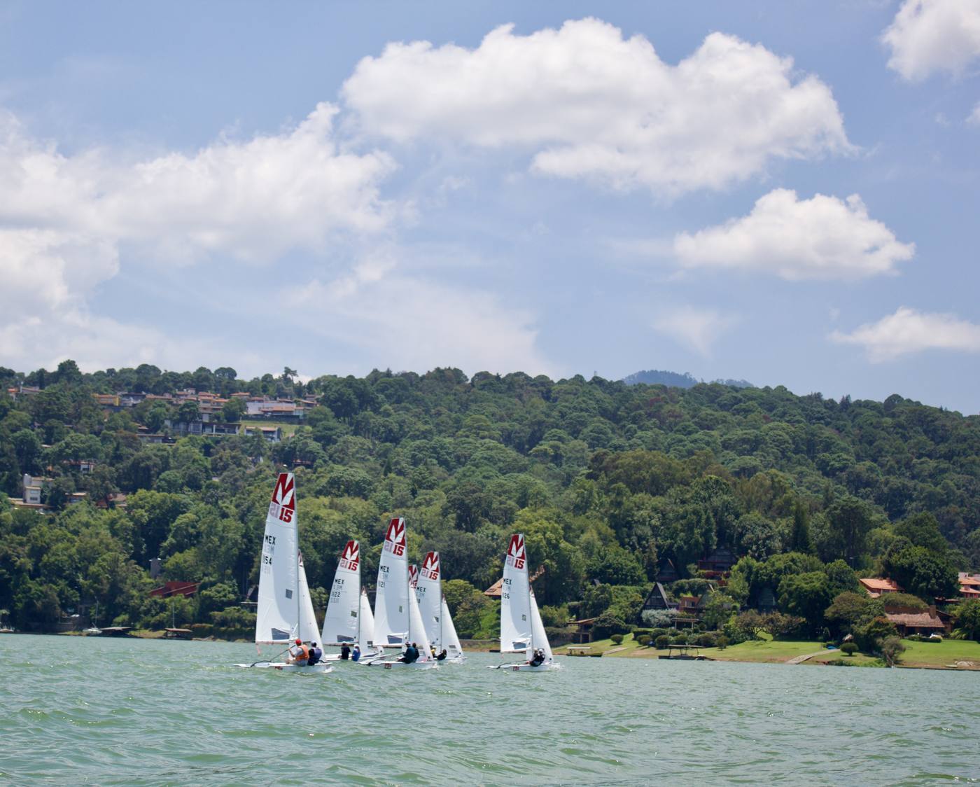 Flota de Melges 15 navegando frente a la orilla