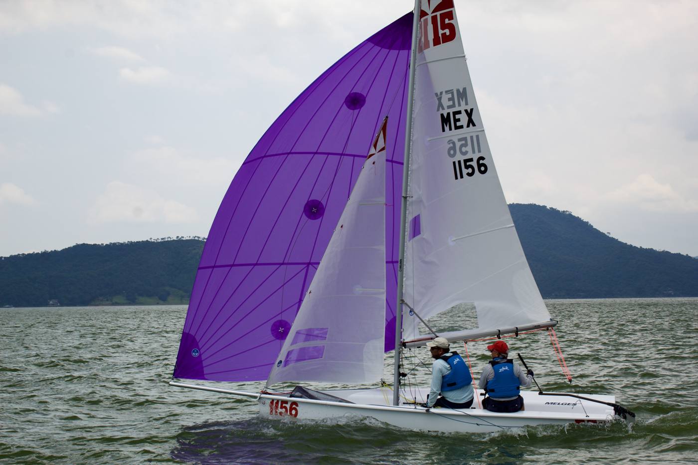 Melges 15 con spinnaker morado en el lago