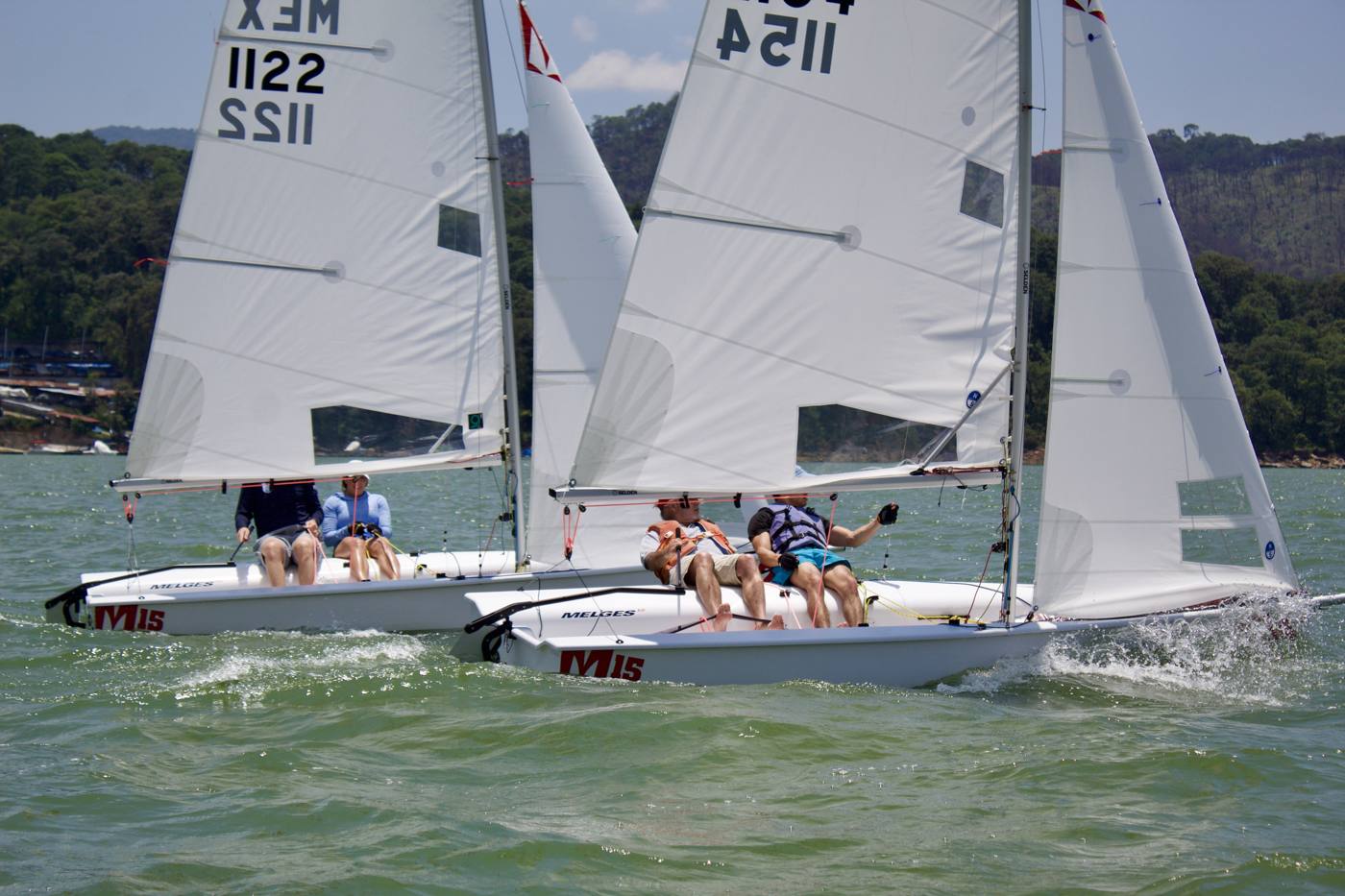Dos Melges 15 navegando lado a lado