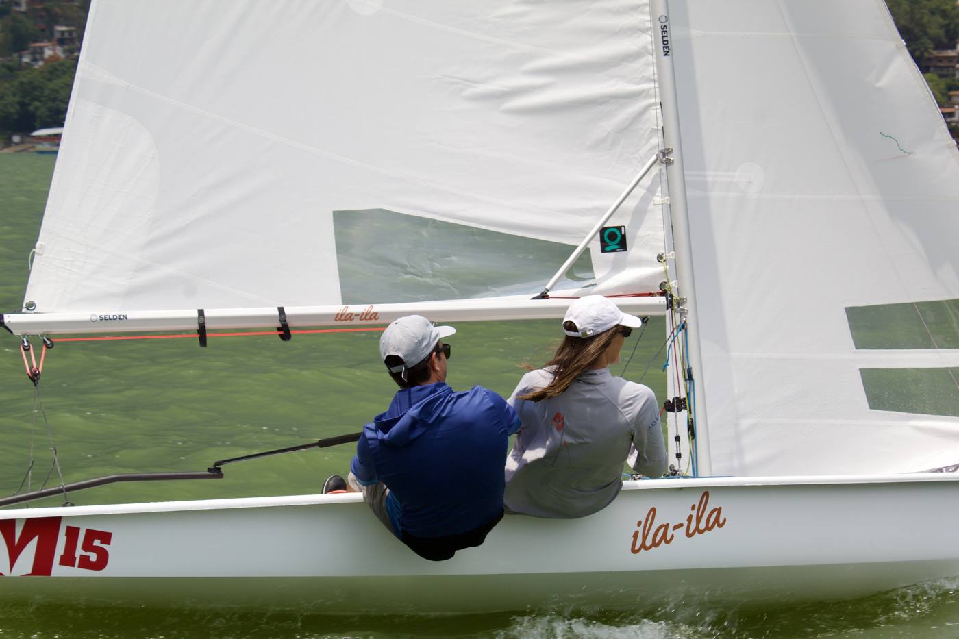 Detalle de un Melges 15 con botavara y velas